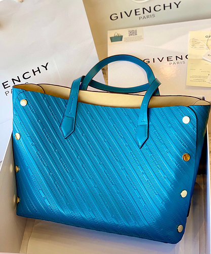 Givenchy-17fa2749